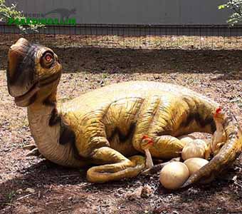 Metsän dinosaurusten patsas