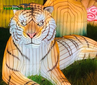 Elämänkokoinen eläinlyhtymalli